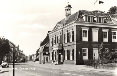 18026 Gezicht in de Herenstraat te Rhenen, met rechts het gemeentehuis (Herenstraat 67).